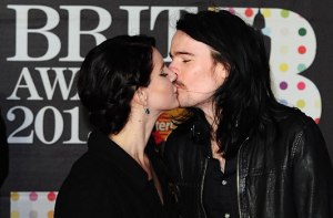 PHOTOS-Lana-Del-Rey-grande-gagnante-des-Brit-Awards-et-fiancee-a-Barrie-James-O-Neill